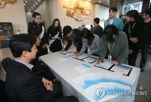 CJ, 민생구하기 입법 촉구 천만인 서명운동 동참     (서울=연합뉴스) 임헌정 기자 = 21일 오후 서울 중구 소월로2길 CJ그룹 본사에서 CJ 임직원들이 '민생구하기 입법 촉구 천만인 서명운동'에 동참하고 있다.      kane@yna.co.kr