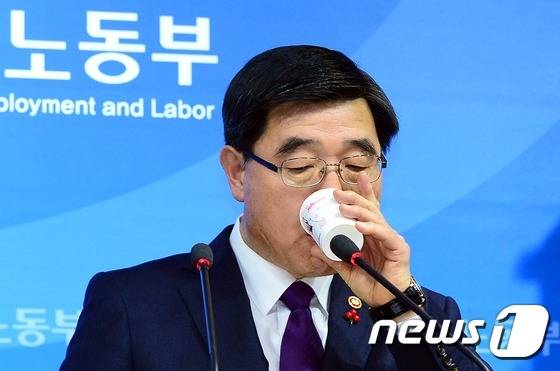 이기권 고용노동부 장관이 22일 정부세종청사 3공용브리핑실에서 열린 노동개혁 실천을 위한 공정인사·취업규칙 지침 발표 중 목을 축이고 있다. © News1