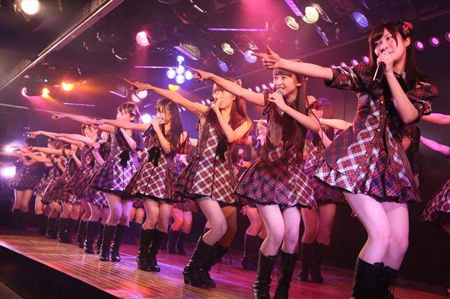 도쿄 아키하바라 전용극장에서 공연중인 AKB48 멤버들. 출처 okmusic