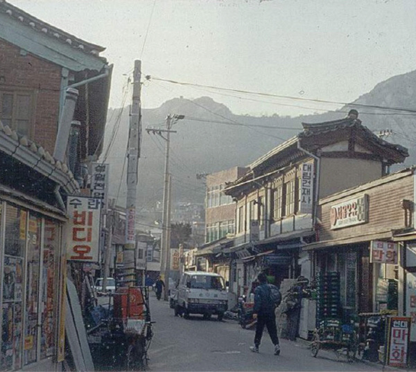 서울 옥인동과 누하동 사잇길의 2층 한옥상가. 1950년대까지는 살림집에 가게를 덧붙인 ‘점방’이 많이 지어졌다. 문정기 제공