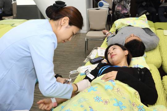 헌혈 캠페인에 참여한 삼성물산 직원들이 21일 서울 서초구 삼성 서초사옥 앞에 마련된 헌혈버스 안에서 헌혈을 하고 있다. 삼성 제공