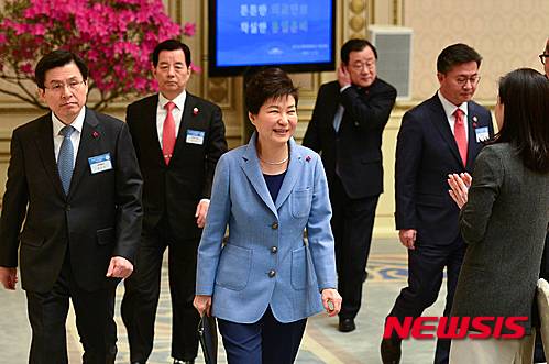 【서울=뉴시스】전진환 기자 = 박근혜 대통령이 22일 오전 청와대에서 열린 2016년 정부업무보고(외교안보분야)에 황교안 국무총리, 홍용표 통일부장관, 한민구 국방부장관과 입장하고 있다. 2016.01.22.   amin2@newsis.com