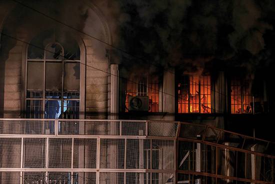ⓒAFP : 1월3일 이란 주재 사우디아라비아 대사관에 시위대가 불을 질렀다.