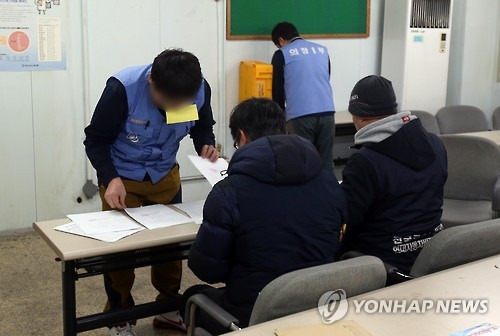 현대차 비정규직노조 정규직화 합의안 찬반투표      (울산=연합뉴스) 김용태 기자 = 현대자동차 울산공장 비정규직(사내하청) 노조가 22일 '비정규직 정규직화 잠정합의안'에 대한 찬반 투표에 들어갔다. 이날 오전 현대차 울산공장에서 조합원들이 투표하고 있다.