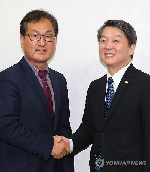 국민의당 SW·IT 정책자문역 김홍근 씨 영입     (서울=연합뉴스) 황광모 기자 = 국민의당(가칭) 인재영입위원장인 안철수 의원이 22일 오후 서울 구로구 한국상용SW협회 사무국에서 열린 소프트웨어 기업인 간담회에서 국민의당에 SW·IT 정책자문역으로 영입한 김홍근 씨와 악수하고 있다.