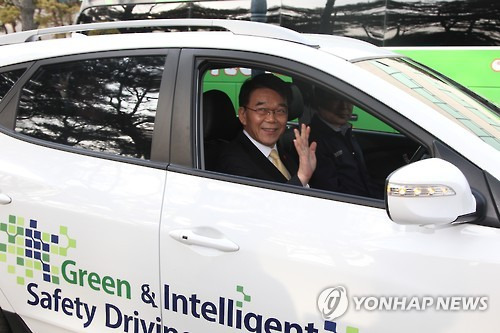 (서울=연합뉴스) 강호인 국토교통부 장관이 22일 경기도 화성 현대자동차 남양연구소를 방문, 자율주행차를 시승하고 있다. 2016.1.22 << 국토교통부 제공 >>     photo@yna.co.kr