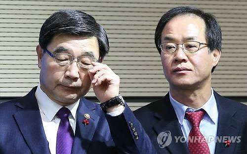 기자회견 나선 이기권 고용노동부장관     (세종=연합뉴스) 안정원 기자 = 이기권 고용노동부장관이 22일 정부세종청사 공용브리핑룸에서 '일반해고' 및 '취업규칙 변경요건 완화' 등 양대 지침을 발표한 뒤 안경을 고쳐쓰고 있다.