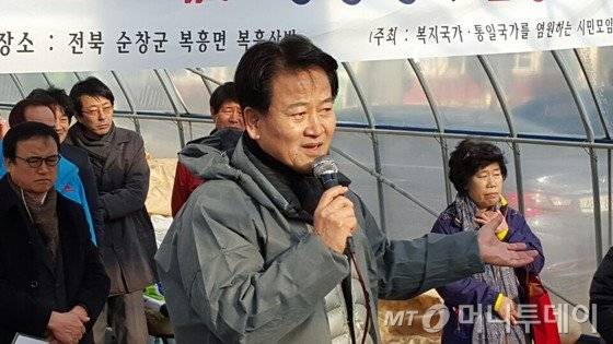 정동영 전 열린우리당 의장이 9일 순창군 씨감자 연구소에서 정계복귀를 촉구하는 지지자들 앞에서 씨감자 및 남북관계에 대해 얘기하고 있다.(사진제공=지지자들 모임) © News1  <저작권자 © 뉴스1코리아, 무단전재 및 재배포 금지>