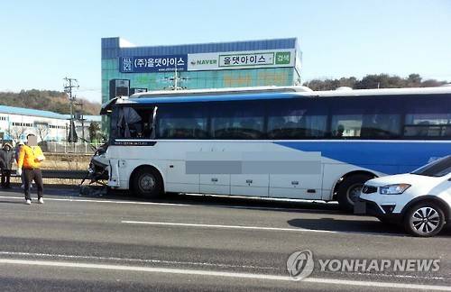 경부고속道 안성휴게소 인근서 연쇄추돌…26명 부상     (안성=연합뉴스) 23일 오전 11시 17분께 경기도 안성시 원곡면 경부고속도로 서울 방면 안성휴게소 인근에서 고속버스 2대와 승용차 6대가 포함된 추돌사고가 잇따라 발생했다. 이 사고로 버스 승객 등 26명이 다쳐 병원으로 옮겨졌고 안성IC∼오산IC까지 20여㎞에서 극심한 정체가 빚어졌다. 2016.1.23 <<경기지방경찰청 제공>>     zorba@yna.co.kr