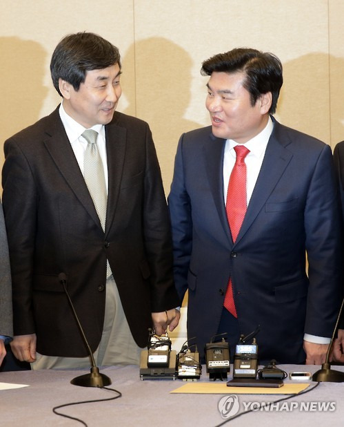 얘기 나누는 여야 원내지도부     (서울=연합뉴스) 김현태 기자 = 23일 오후 국회에서 새누리당 원유철 원내대표(오른쪽)와 더불어민주당 이종걸 원내대표가 얘기를 나누고 있다. 이날 여야 원내지도부는 4·13 총선에 적용할 선거구 획정 기준과 여야 간 쟁점법안의 1월 임시국회 처리 방안을 협상하고자 만났다. 2016.1.23     mtkht@yna.co.kr