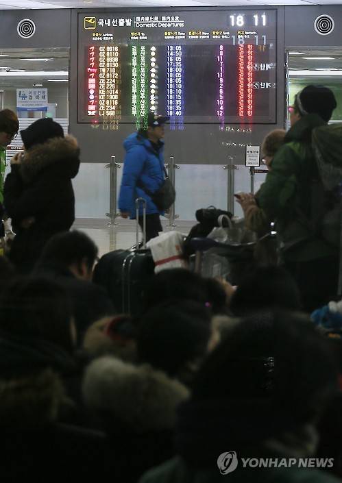 (제주=연합뉴스) 고성식 기자 = 23일 제주도에 7년 만에 한파특보가 내려지면서 항공기 운항에 차질을 빚었다. 이날 많은 승객이 제주공항 여객대합실에서 항공편을 기다리고 있다. 2016.1.23     koss@yna.co.kr