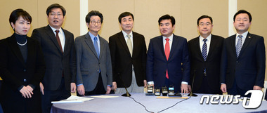 새누리당과 더불어민주당 원내지도부가 23일 국회 귀빈식당에서 쟁점법안과 선거구획정 문제를 논의하기 위해 만나고 있다.  2016.1.23/뉴스1 © News1 박정호 기자