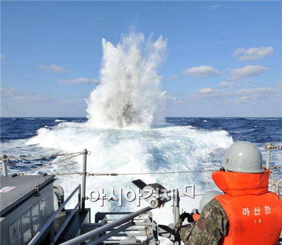대표적인 예로 올해 문을 연 제주해군기지(민군복합형 관광미항)는 기지 건설과 함께 정부가 추진하는 지역발전사업을 통해 2조원이 넘는 막대한 직ㆍ간접적인 경제 파급효과를 가져다 준다고 군을 설명하고 있다.