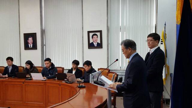 문재인 더불어민주당 대표가 24일 국회 당대표실에서 기자회견을 연 김홍걸 연세대 객원교수(맨 오른쪽)를 소개하고 있다. 김대중 전 대통령의 셋째 아들인 김 교수는 “분열의 이름으로 아버님을 말하지 않았으면 좋겠다”고 말했다.