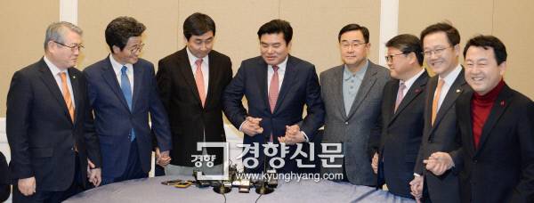 새누리당 원유철(왼쪽에서 네번째), 더불어민주당 이종걸(세번째) 원내대표 등 여야 원내지도부가 24일 국회에서 쟁점법안과 선거구 획정 문제를 논의하기에 앞서 포즈를 취하고 있다. 강윤중 기자 yaja@kyunghyang.com