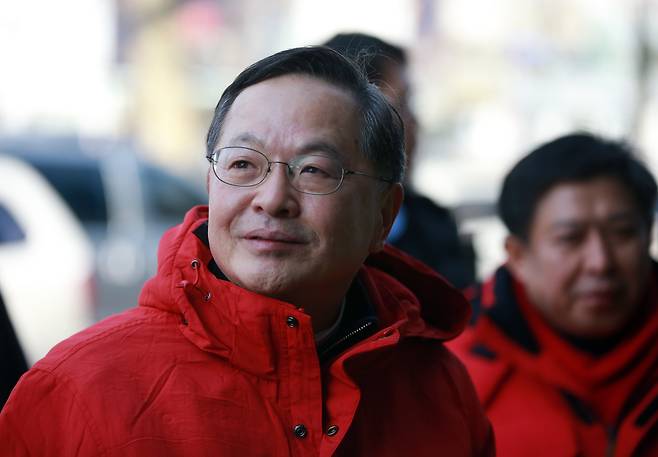 ▲ 새누리당 지명직 최고위원에 지명된 안대희 전 대법관이 21일 서울 마포 아현실버복지관을 방문, 어르신들과 인사를 나누고 밖으로 나서고 있다. [사진=연합뉴스]