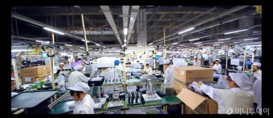 폭스콘 충칭공장 직원들이 L10 라인으로 추정되는 공장 내부에서 분주하게 완제품을 포장하고 있다.