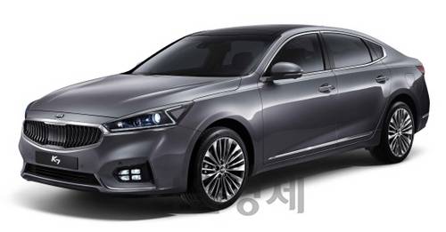 26일 출시되는 기아차의 준대형 세단 ‘올 뉴 K7’은 국산차 최초로 전륜 8단 자동변속기가 탑재되고 헤드업 디스플레이와 파워트렁크 등 고급 사양이 대거 탑재된다. /사진제공=기아차