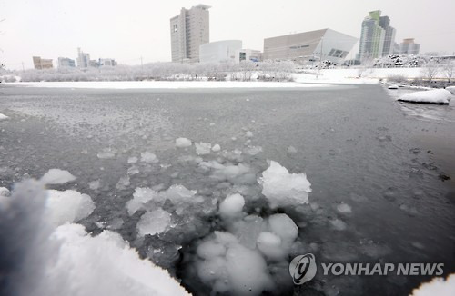 (광주=연합뉴스) 박철홍 기자 = 광주·전남에 폭설과 한파가 이어진 24일 오후 광주 서구 치평동 인근 광주천이 얼어붙었다. 2016.1.24