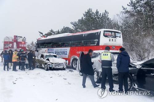 (해남=연합뉴스) 장아름 기자 = 24일 낮 12시 3분께 전남 해남군 해남읍 백야리 도로에서 투싼 승용차가 앞서가던 고속버스를 받는 등 9중 추돌사고가 나 3명이 다쳤다. 2016.1.24 <<해남소방서 제공>>