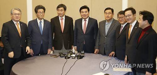 포즈 취하는 여야 원내지도부 (서울=연합뉴스) 이상학 기자 = 새누리당 원유철 원내대표와 더불어민주당 이종걸 원내대표 등 양당 원내지도부가 24일 오후 국회에서 쟁점법안과 선거구획정안 처리 문제를 위한 회동을 갖고 포즈를 취하고 있다. 왼쪽부터 더불어민주당 김용익 의원, 더불어민주당 이목희 정책위의장,더불어민주당 이종걸 원내대표, 새누리당 원유철 원내대표, 새누리당 김정훈 정책위의장,새누리당 조원진 원내수석부대표, 새누리당 강석훈 의원, 새누리당 김용남 원내대변인. 2016.1.24 leesh@yna.co.kr
