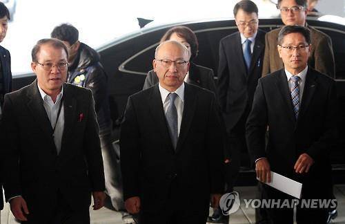 (전주=연합뉴스) 김동철 기자 = 문형표 국민연금공단 이사장이 31일 전북혁신도시 내 국민연금공단에서 취임식을 위해 행사장으로 들어서고 있다. 2015.12.31
