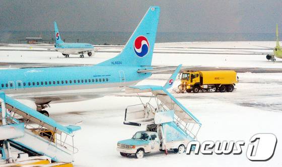 제주지역에 많은 눈이 내려 제주국제공항 활주로가 폐쇄된 26일 오전 제주공항 활주로 제설작업이 이뤄지고 있다.  © News1 이석형 기자