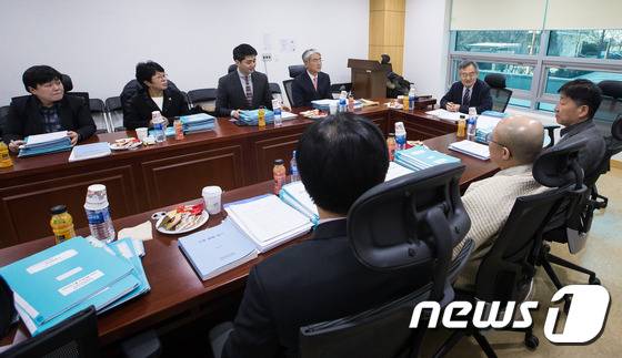 안병욱 더불어민주당 윤리심판원장이 25일 서울 여의도 국회 의원회관에서 열린 윤리심판원 전체회의를 주재하고 있다.  2016.1.25/뉴스1 © News1 유승관 기자