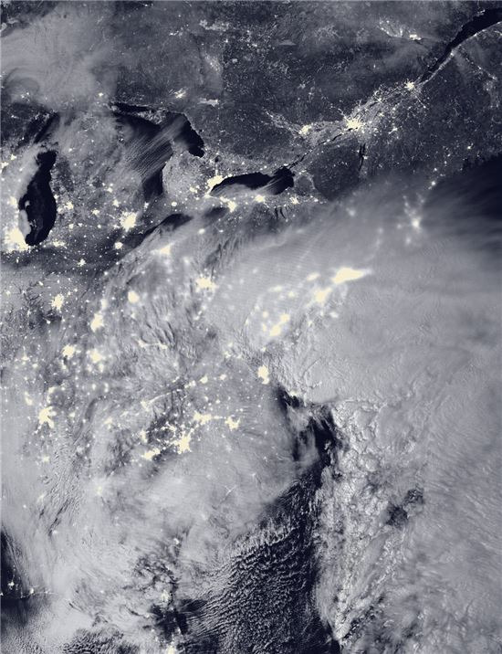 ▲인공위성이 포착한 미국 동부 지역의 눈폭풍.[사진제공=NOAA/NASA]