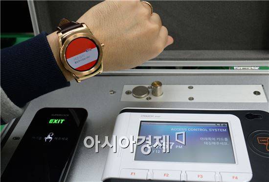 ETRI가 개발한  FIDO 인증기술 스마트카드, 스마트워치, 아이폰용 인증장치 3종이 미국 팔로알토에서 열린 국제 상호연동 시험에 통과했다. 사진은 FIDO기반 스마트워치 인증장치로 스마트폰과 연동하는 모습.