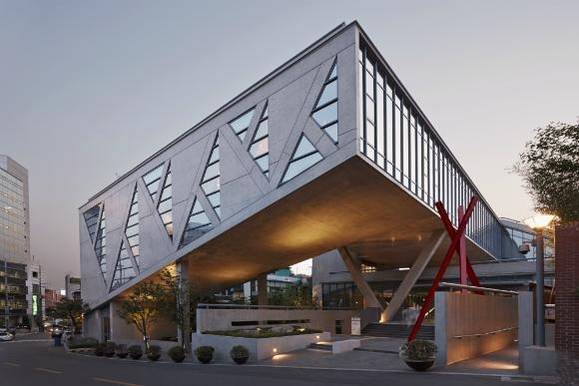 안도 다다오가 ‘100년 건축’이라는 철학을 가지고 설계한 JCC 크리에이티브센터. /사진=재능교육 제공.