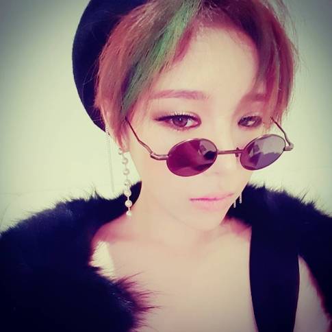 카키색 브릿지를 넣어 투톤 염색을 한 가인. (출처 : 가인 인스타그램)