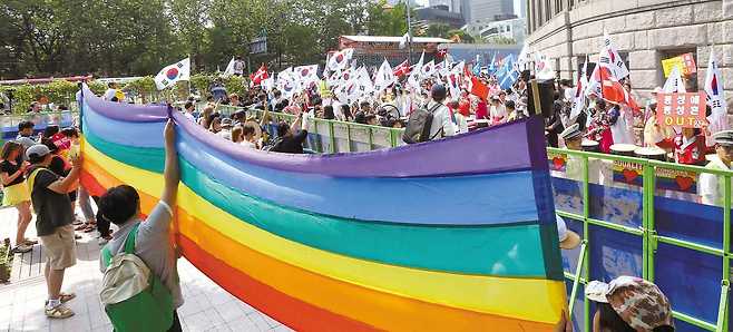 지난해 6월28일 서울광장에서 동성애자들의 축제인 `2015 제16회 퀴어(QUEER)문화축제`가 열렸다. 이에 개신교 단체 및 교회 신도들이 서울광장 주변에서 동성애 반대 집회를 서울광장 주변에서 열었다.  [중앙포토]