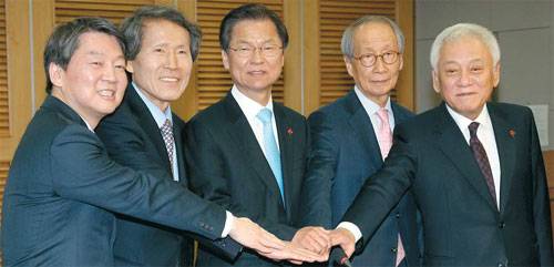 안철수 의원이 이끄는 국민의당(가칭)과 천정배 의원의 국민회의가 25일 국회 의원회관에서 합당을 전격 발표한 뒤 기념촬영을 하고 있다. 왼쪽부터 안 의원, 한상진 창당준비위원장, 천 의원, 윤여준 창당준비위원장, 김한길 의원(왼쪽부터).  [이충우 기자]