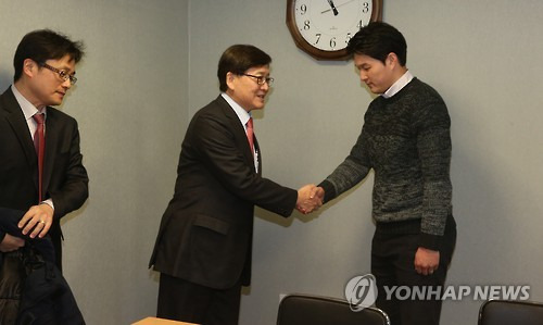정진엽 "체벌을 훈육으로 인정하는 사회풍토 개선해야"     (서울=연합뉴스) 서명곤 기자 = 정진엽 보건복지부장관이 25일 오전 서울 마포구 서울마포아동보호전문기관을 방문해 이 기관 관계자, 아동학대 전담경찰관, 전문 의료진 등과 간담회에 앞서 인사를 하고 있다.