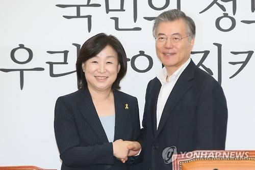 정의당 심상정 대표(왼쪽)와 더불어민주당 문재인 대표 <<연합뉴스 자료사진>>
