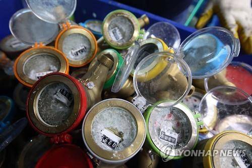 한파에 파손된 수도계량기 <<연합뉴스 DB>>