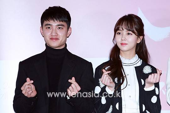 도경수와 김소현이 포즈를 취하고 있다. (순정)