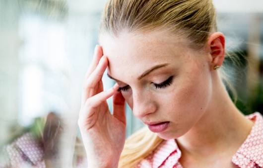 한쪽 머리가 아픈 여성