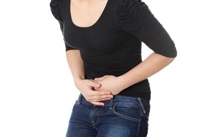 배가 아픈 여성