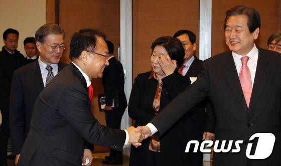 유일호 경제부총리와 김무성 새누리당 대표가 26일 오전 서울 중구 대한상공회의소에서 열린 중장기 경제어젠다 추진 전략회의에 참석해 악수하고 있다.2016.1.26/뉴스1 © News1 이광호 기자