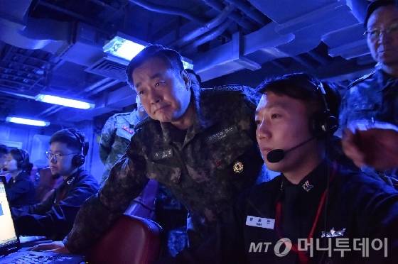 정호섭 해군참모총장이 1월 26일(화) 동해에서 작전임무를 수행중인 이지스구축함에서 군사대비태세를 점검하고 있다. 정 총장은 이날 현 안보상황과 관련 이지스구축함과 1함대사령부 등 작전부대를 방문해 “적의 예상치 못한 도발에 대비해 빈틈없는 경계태세를 확립하고, 적 잠수함 도발 시 반드시 찾아내 수장시켜야 한다.”고 강조했다./사진=해군본부 제공