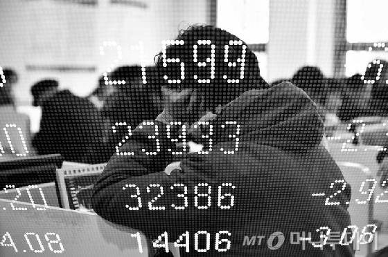 26일 중국 증시가 6.4% 폭락하며 2800 지지선이 무너졌다. 이제 주가는 지난 2014년 12월 당시로 회귀했고 반대매매의 공포는 더욱 불거지고 있다.