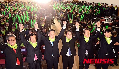 【부산=뉴시스】 하경민 기자 = 26일 오후 부산 벡스코 컨벤션홀에서 열린 국민의당 부산시창 창당대회에 참가한 한상진 공동창당준비위원장과 안철수 인재영입위원장 등이 손을 들어 인사하고 있다.    이날 창당대회에서 부산시당 위원장에 김현옥 부산진구 의사회장을 추대하고, 부위원장과 대변인·고문단 등 시당 간부 선임 등 사무처 구성과 함께 총선에 대비한 선거대책기구 구성과 본격적인 인재영입에 나서기로 했다. 2016.01.26.     yulnetphoto@newsis.com