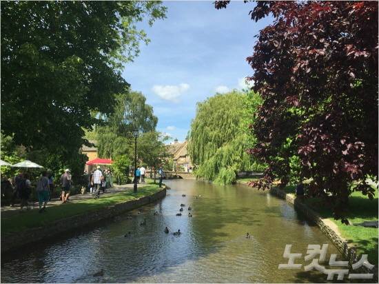 코츠월드 온더워터를 산책하는 현지인들의 모습. (사진=링켄리브 제공)