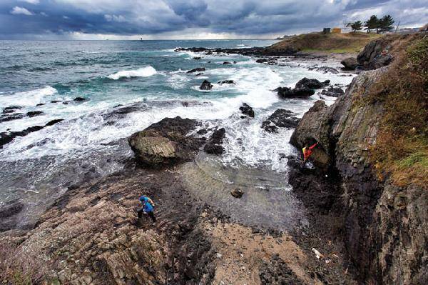 [월간산]해파랑길 14구간을 걸으면서 볼 수 있는 삼정리 주상절리. 제주도의 것보다는 규모는 작지만 직접 만져보고 관찰할 수 있어 매력적이다.
