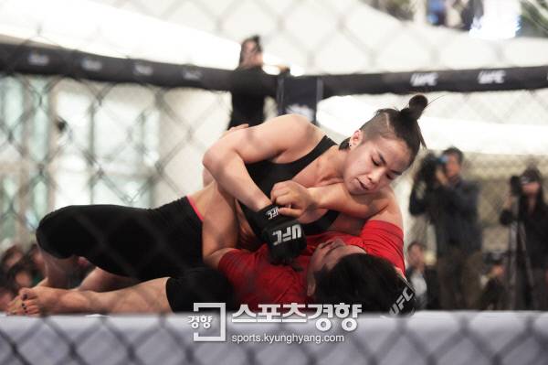 지난해 ‘UFC 파이트나이트 서울’을 앞두고 공개훈련 중인 함서희 선수. /이선명 인턴기자 57km@kyunghyang.com