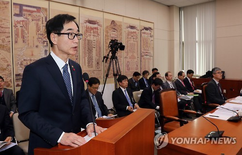 이준식 부총리, 누리과정·아동학대 현안보고     (서울=연합뉴스) 배재만 기자 = 이준식 사회부총리 겸 교육부 장관이 26일 오전 국회 교육문화체육관광위원회에서 열린 전체회의에서 누리과정·아동학대 현황 및    대책을 보고하고 있다.