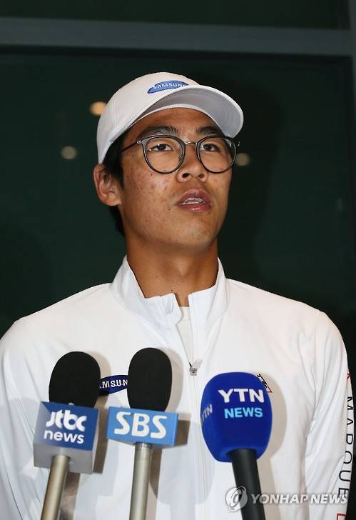 정현, 호주오픈 마치고 귀국     (영종도=연합뉴스) 하사헌 기자 = 호주오픈 테니스대회에 출전했던 정현이 26일 오후 인천공항을 통해 귀국해 기자들과 인터뷰하고 있다. 정현은 지난 18일 단식 1회전에서 세계 랭킹 1위 노바크 조코비치와 대결해 패배했다.  toadboy@yna.co.kr