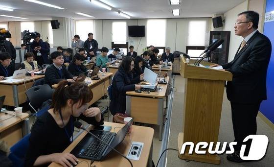 최성준 방송통신위원회 위원장이 27일 오후 경기 과천시 방송통신위원회 기자실에서 '2016년도 주요 업무계획'을 발표하고 있다.  2016.1.27/뉴스1 © News1 송원영 기자